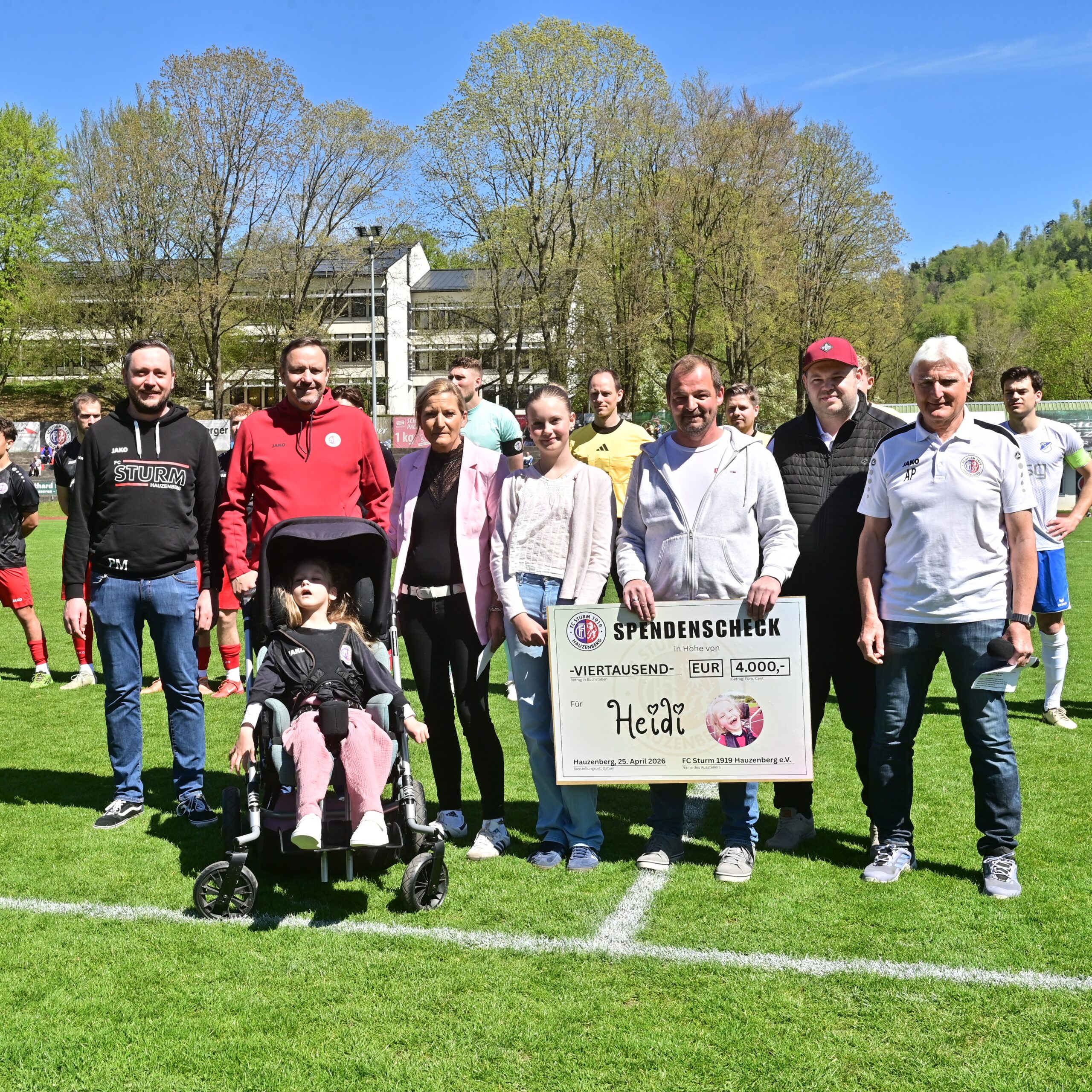FC Sturm setzt Zeichen der Solidarität: 4.000 Euro Spendensumme für Heidi übergeben