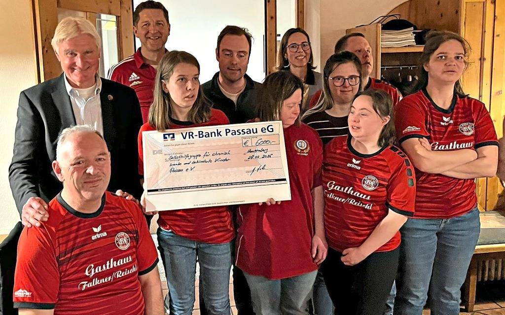 26. Max-Reischl-Cup: Waldkirchen stößt den „Jahn“ vom Thron – AH-Teams kicken 6.000 Benefiz-Euro zusammen